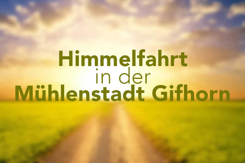 Das Bild zeigt einen verschwommenen Weg durch eine grüne Landschaft mit dem Schriftzug „Himmelfahrt in der Mühlenstadt Gifhorn“