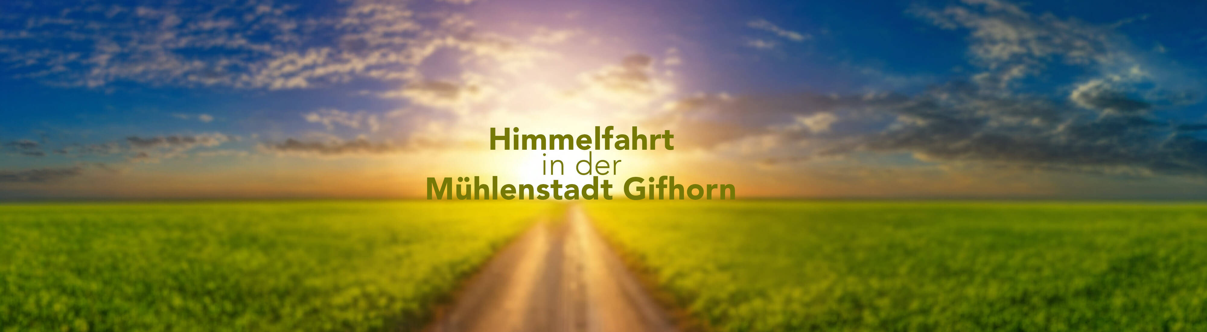 Das Bild zeigt einen verschwommenen Weg durch eine grüne Landschaft mit dem Schriftzug „Himmelfahrt in der Mühlenstadt Gifhorn“
