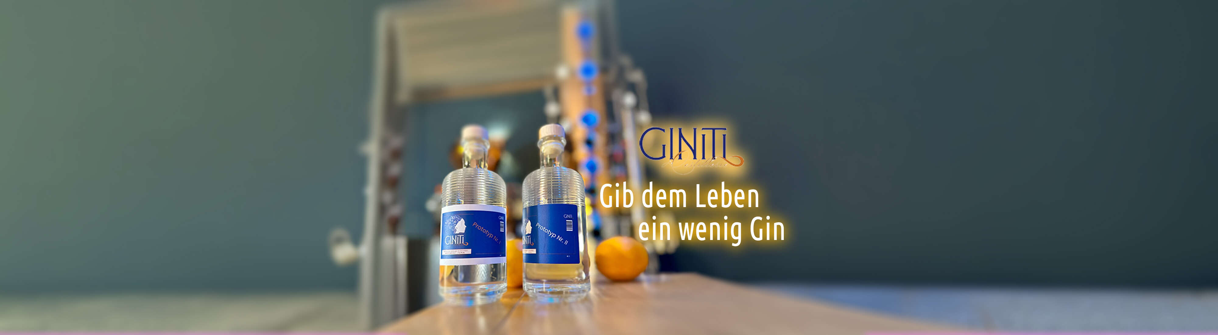 Traditionelle Windmühlen in einer grünen Umgebung an einem sonnigen Tag.