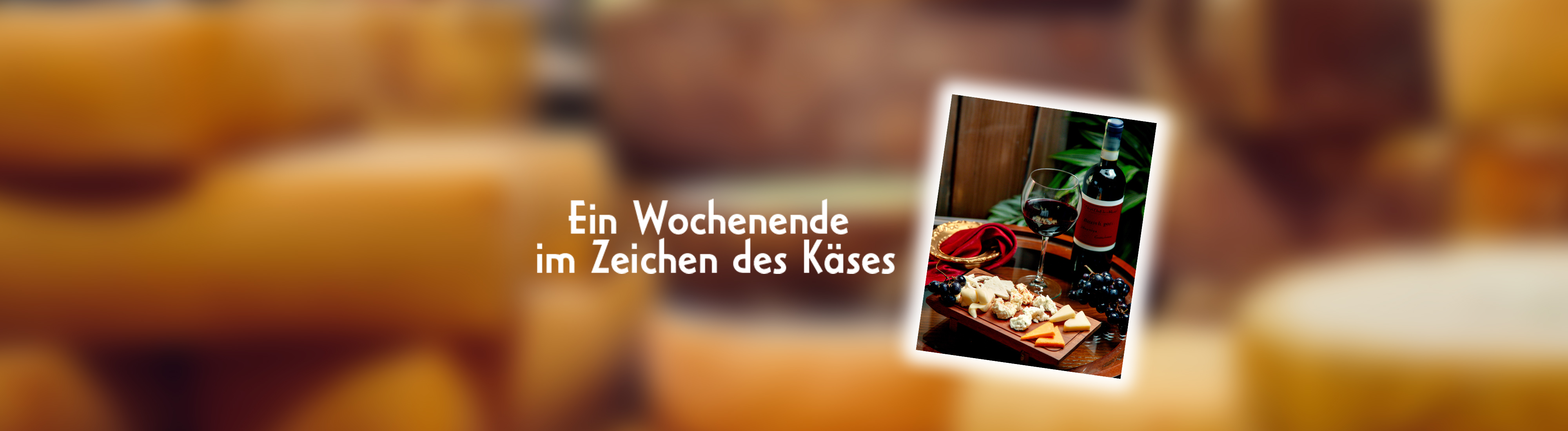 Traditionelle Windmühlen in einer grünen Umgebung an einem sonnigen Tag.