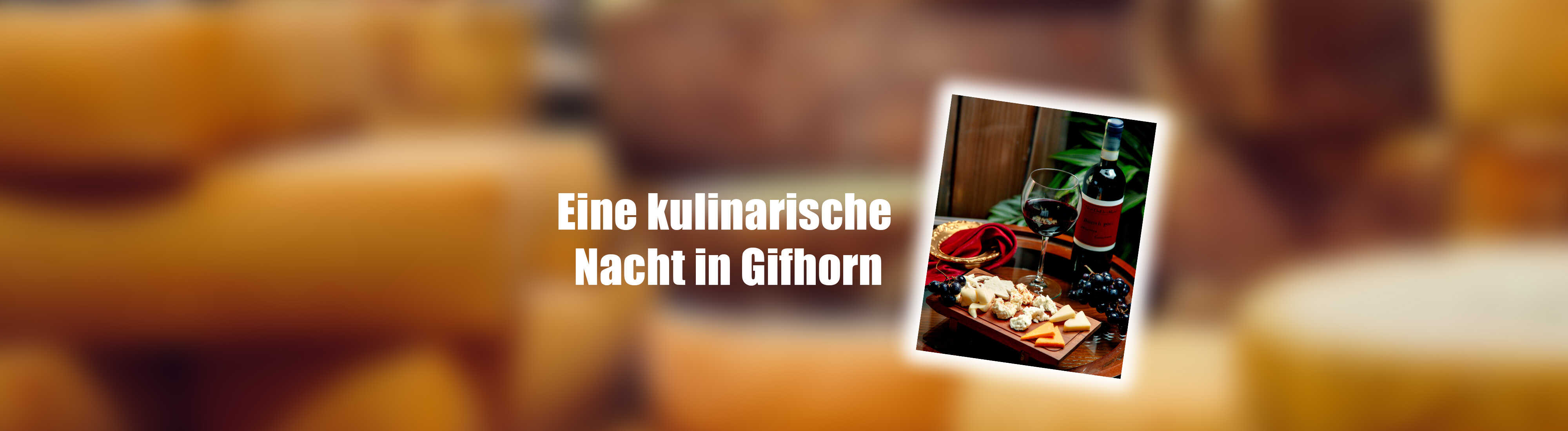 Traditionelle Windmühlen in einer grünen Umgebung an einem sonnigen Tag.