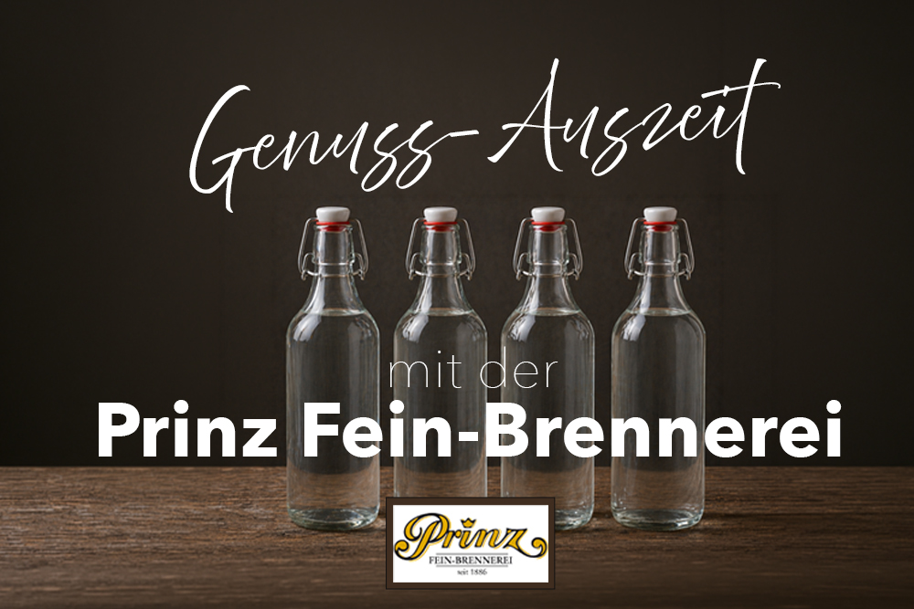 Landschaft mit mehreren historischen Windmühlen, umgeben von grüner Vegetation und Spazierwegen unter einem blauen Himmel.