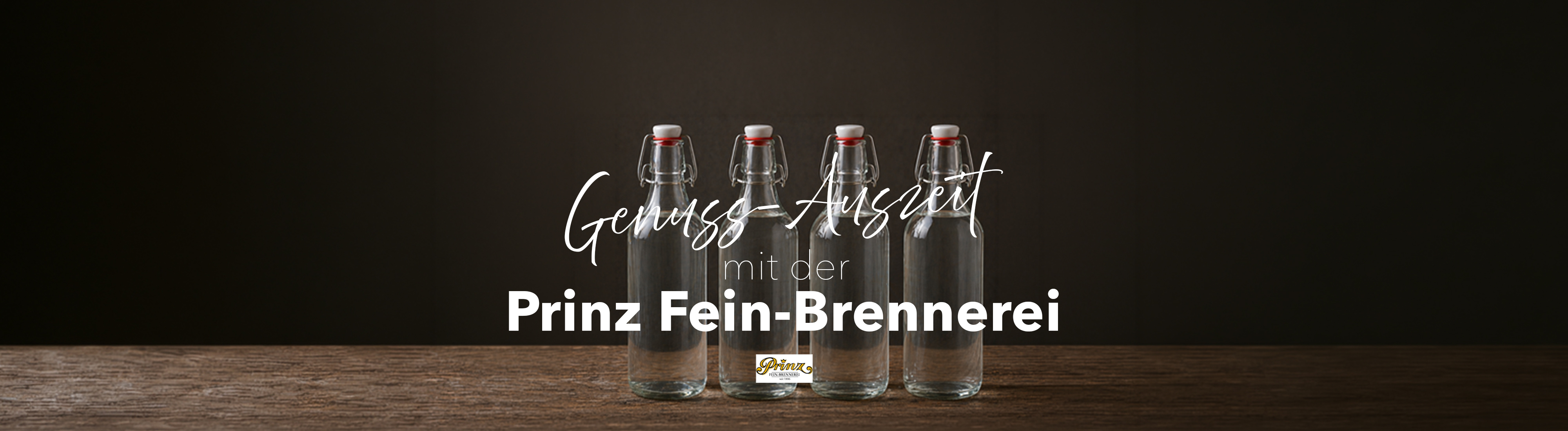 Traditionelle Windmühlen in einer grünen Umgebung an einem sonnigen Tag.