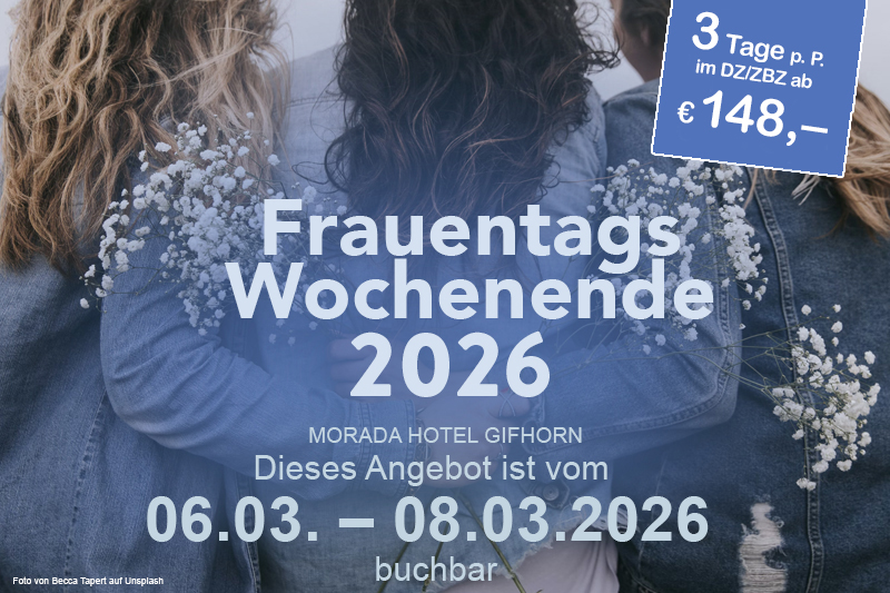 Landschaft mit mehreren historischen Windmühlen, umgeben von grüner Vegetation und Spazierwegen unter einem blauen Himmel.