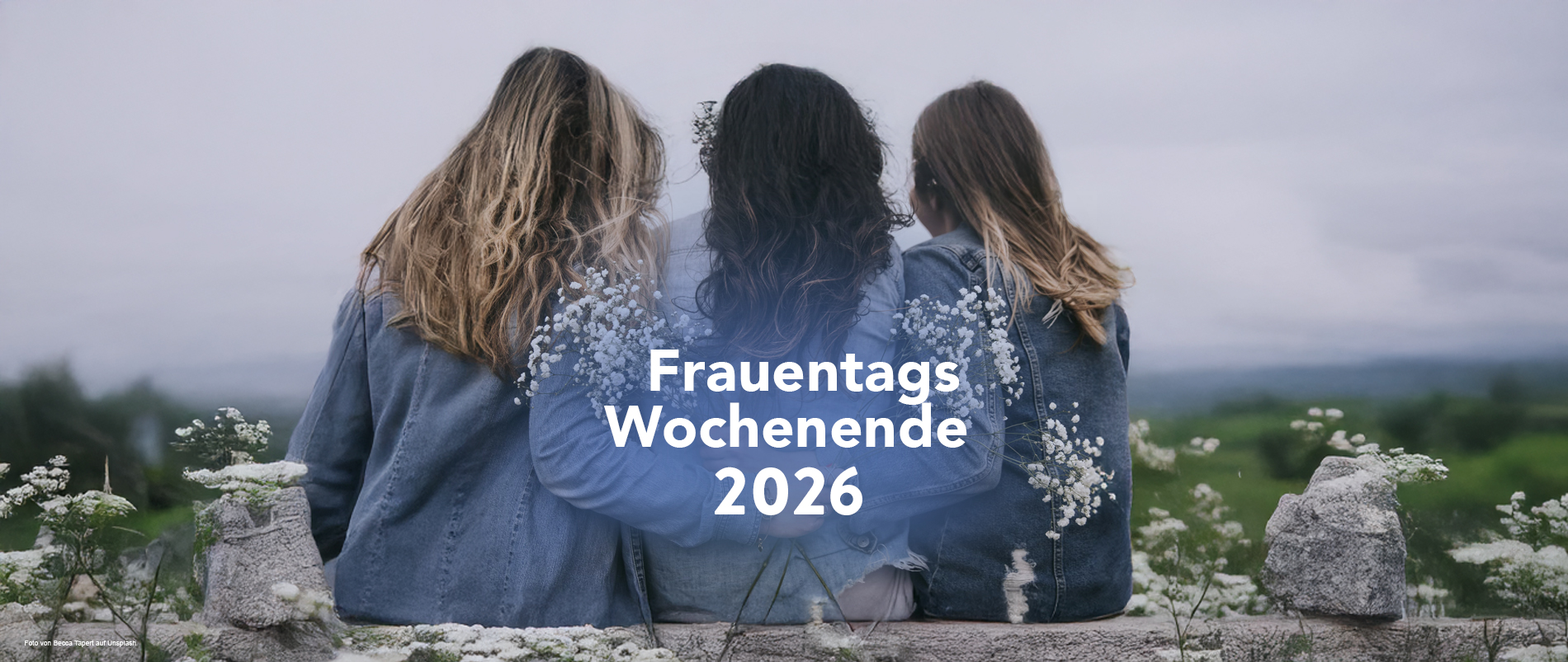 Traditionelle Windmühlen in einer grünen Umgebung an einem sonnigen Tag.