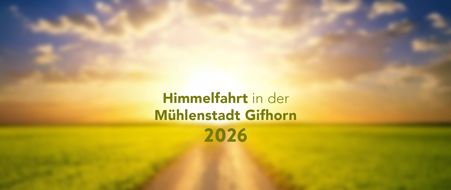Traditionelle Windmühlen in einer grünen Umgebung an einem sonnigen Tag.