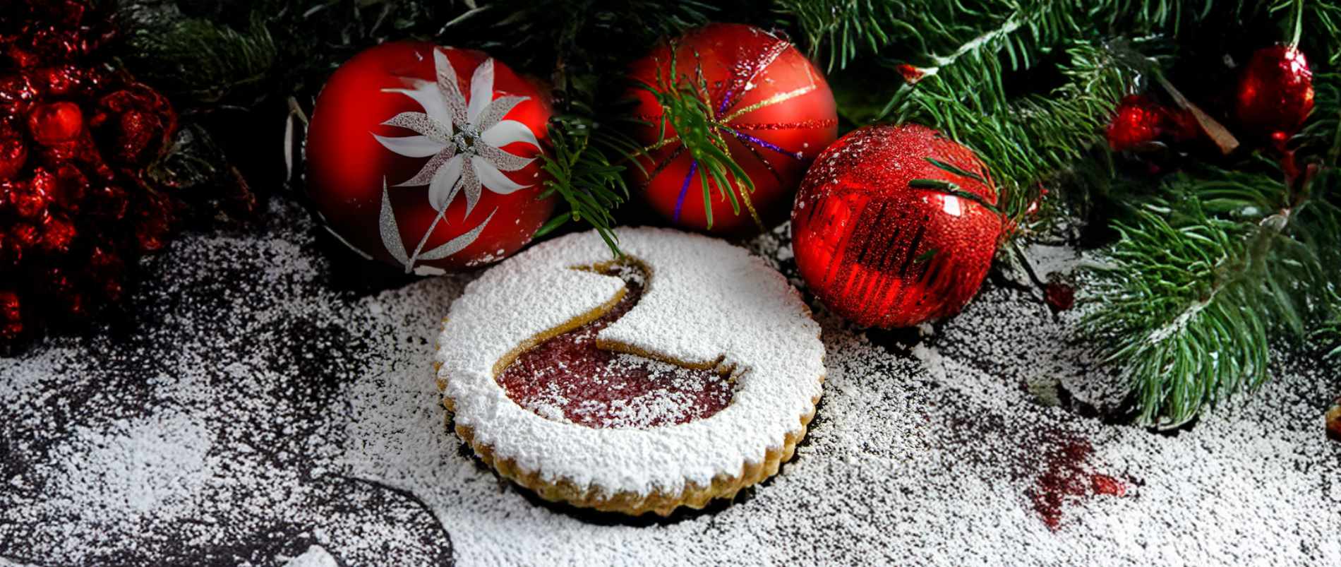 Traditionelle Windmühlen in einer grünen Umgebung an einem sonnigen Tag.