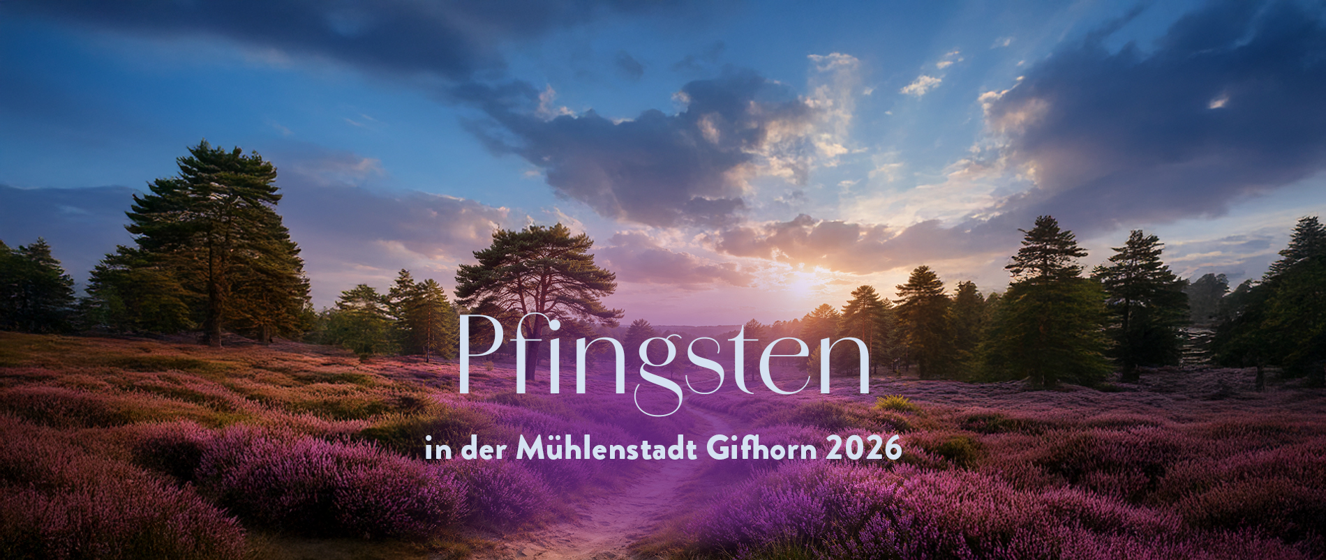 Traditionelle Windmühlen in einer grünen Umgebung an einem sonnigen Tag.