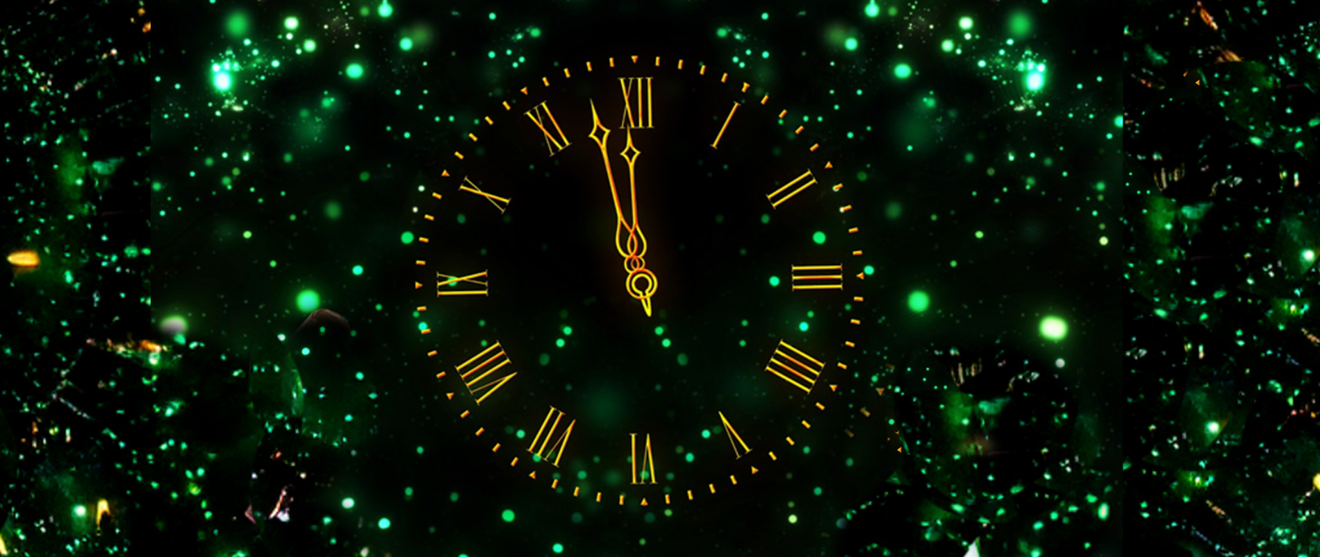 Traditionelle Windmühlen in einer grünen Umgebung an einem sonnigen Tag.