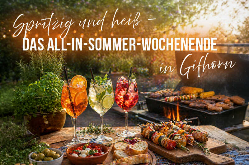 Das Bild zeigt eine gemütliche BBQ-Szene im Garten mit einem Grill im Hintergrund und einem Tisch voller leckerer Speisen wie Spieße, Brot und Antipasti. Im Vordergrund stehen drei erfrischende Spritzgetränke mit Früchten und Kräutern, die eine sommerliche und gesellige Atmosphäre vermitteln.