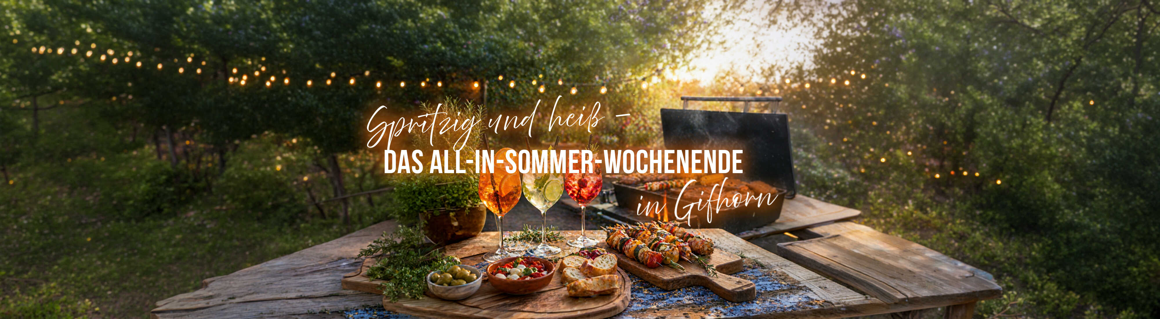 Traditionelle Windmühlen in einer grünen Umgebung an einem sonnigen Tag.