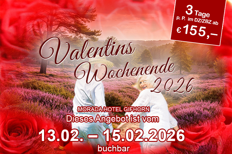 Landschaft mit mehreren historischen Windmühlen, umgeben von grüner Vegetation und Spazierwegen unter einem blauen Himmel.