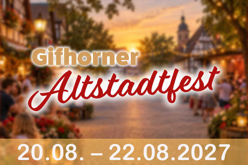 Eine belebte Altstadt mit zahlreichen Besuchern, stimmungsvoller Beleuchtung und warmem Abendlicht vermittelt eine gemütliche Festatmosphäre.
