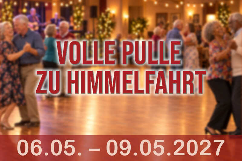 Mehrere Paare tanzen in festlicher Atmosphäre auf einer stimmungsvoll beleuchteten Tanzfläche.
