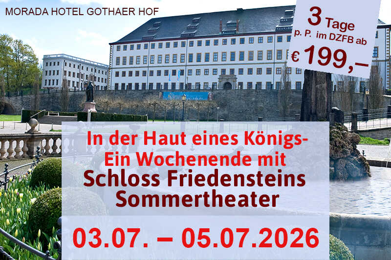 Barockschloss umgeben von grüner Landschaft und blauem Himmel