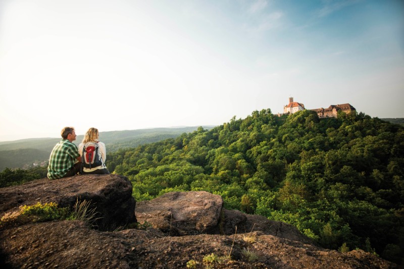 Der Domplatz in Erfurt mit Dom und St. Severi Kirche Historischer Platz mit Erfurter Dom, der St. Severi Kirche und einem Obelisken bei klarem Himmel.
