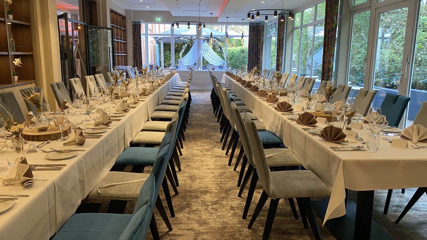 Modernes Restaurant mit stilvoller Einrichtung, gedeckten Tischen und eleganter Beleuchtung.