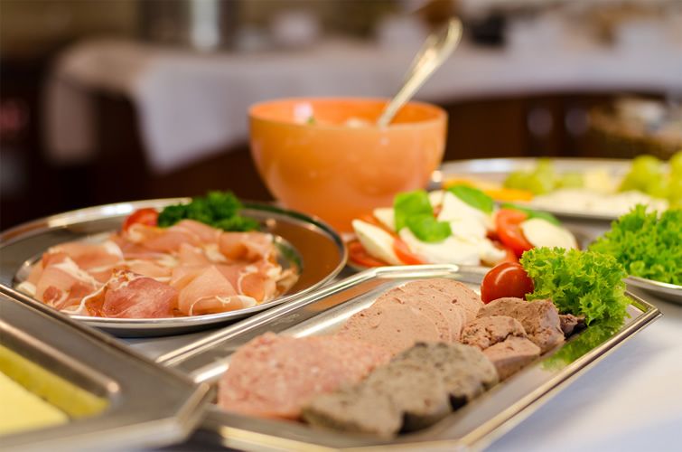 Buffet mit Aufschnitt und Salaten