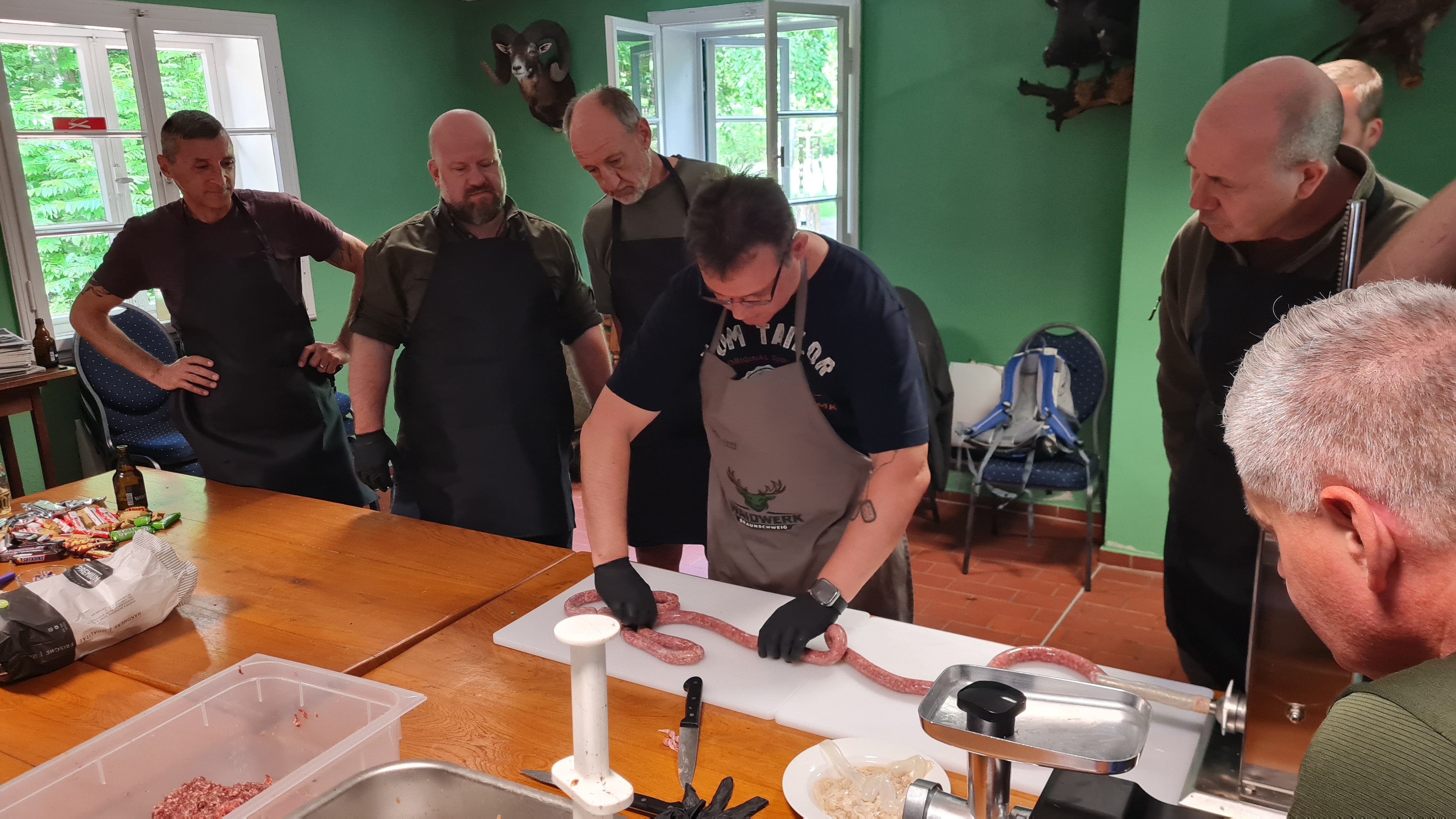 Teilnehmer beim Wurstf&uuml;llen im Waidwerk Workshop